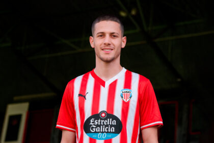 Alan Godoy posa con la camiseta del CD Lugo