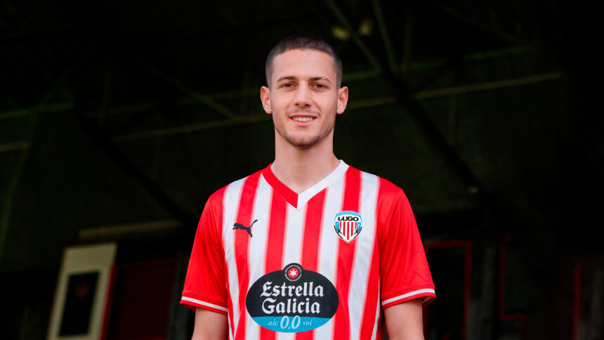 Alan Godoy posa con la camiseta del CD Lugo