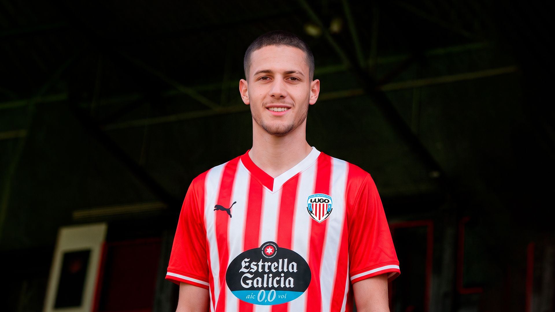 Alan Godoy posa con la camiseta del CD Lugo