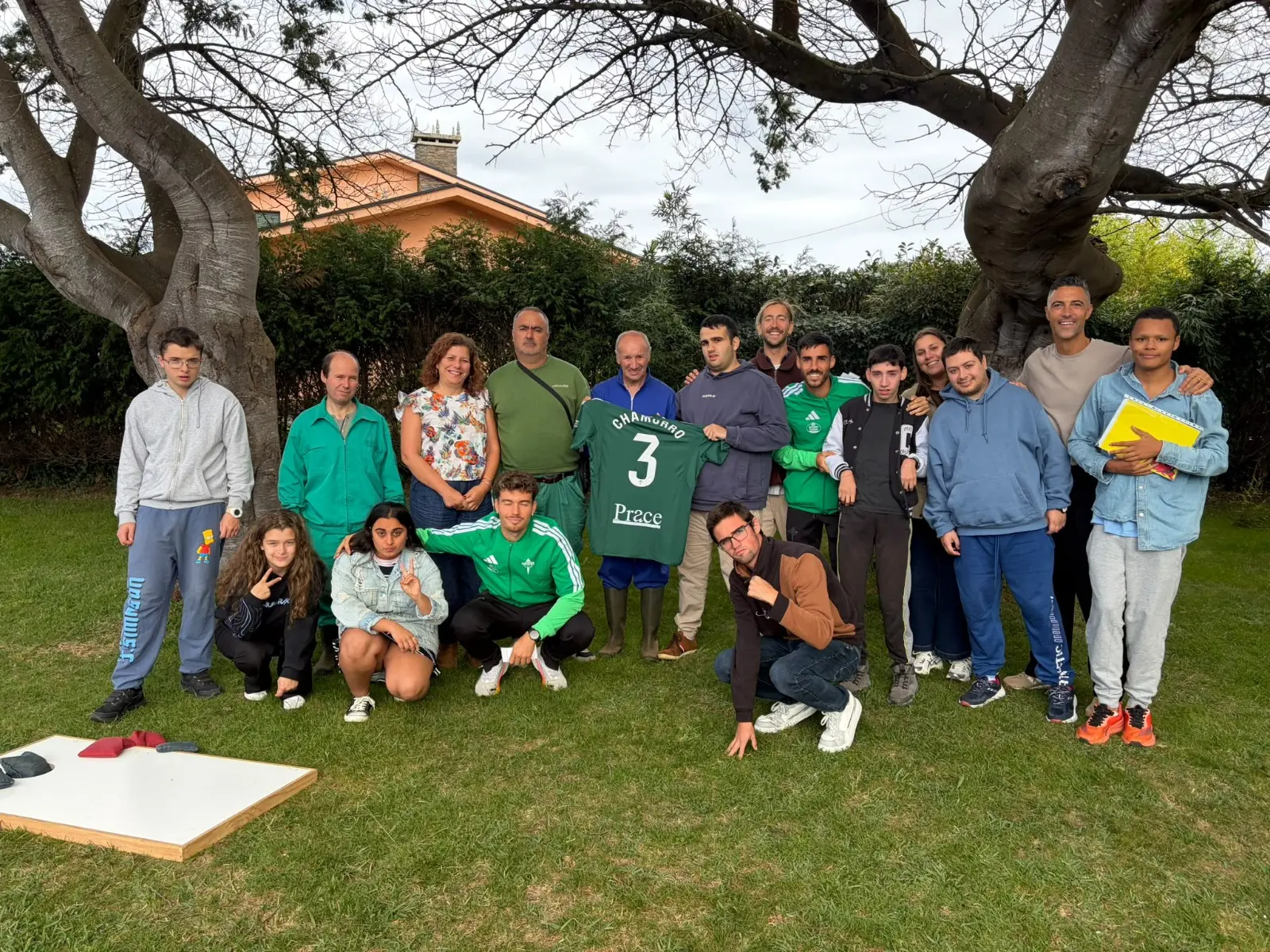 Álvaro Juan y Fabio con los participantes de la visita del Racing a la asociación Chamorro