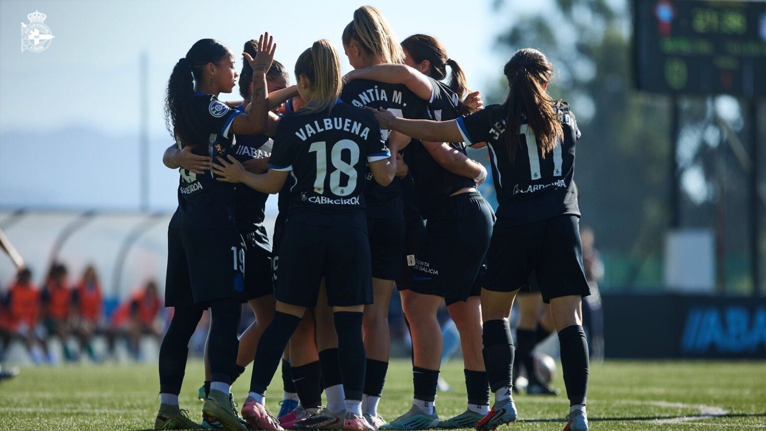 Antía Mayo, Valbuena y sus compañeras del Dépor ABANCA B celebran un gol en A Madroa