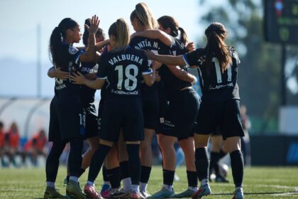 Antía Mayo, Valbuena y sus compañeras del Dépor ABANCA B celebran un gol en A Madroa