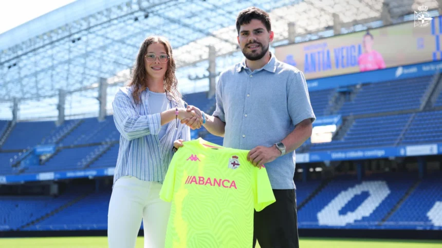 Antía Veiga, guardameta del Deportivo ABANCA B, en una imagen de su renovación con el club