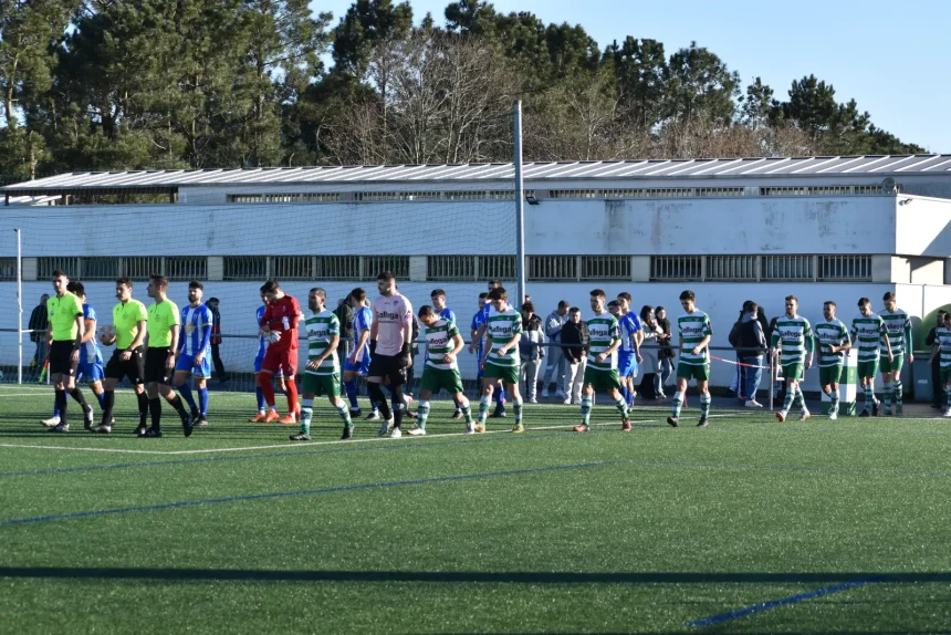 Jugadores del CSD Arzúa en un partido de Preferente en A Porta Santa