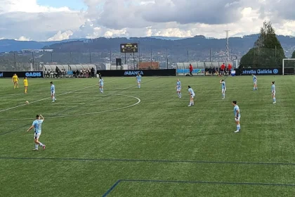 Las jugadoras de As Celtas sobre el césped de A Madroa durante un partido