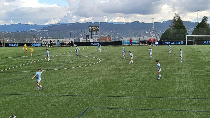 Las jugadoras de As Celtas sobre el césped de A Madroa durante un partido