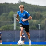 Jonathan Asp Jensen con la equipación azul de entrenamiento del Deportivo durante una sesión en Abegondo