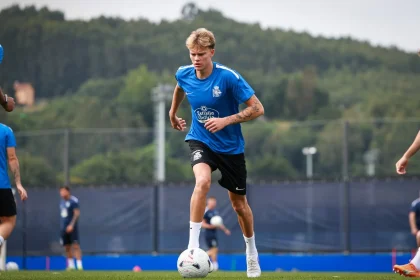 Jonathan Asp Jensen con la equipación azul de entrenamiento del Deportivo durante una sesión en Abegondo