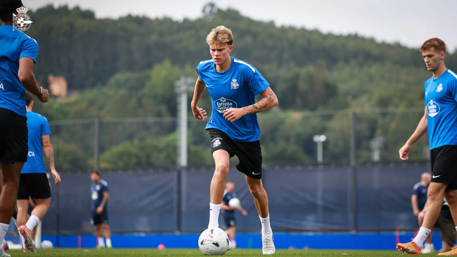 Jonathan Asp Jensen con la equipación azul de entrenamiento del Deportivo durante una sesión en Abegondo