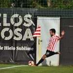 Jugador del Atlético Arteixo ejecuta un saque de esquina en Ponte dos Brozos en 2023