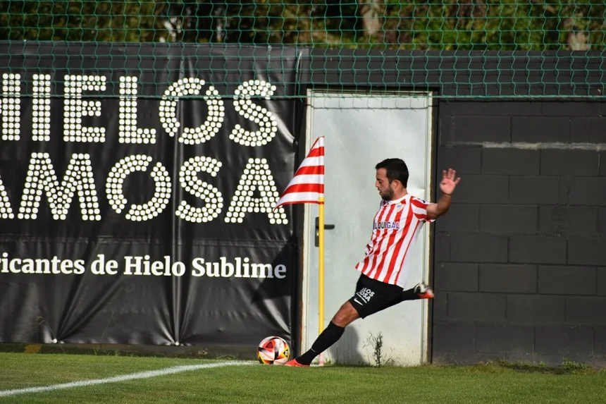 Jugador del Atlético Arteixo ejecuta un saque de esquina en Ponte dos Brozos en 2023