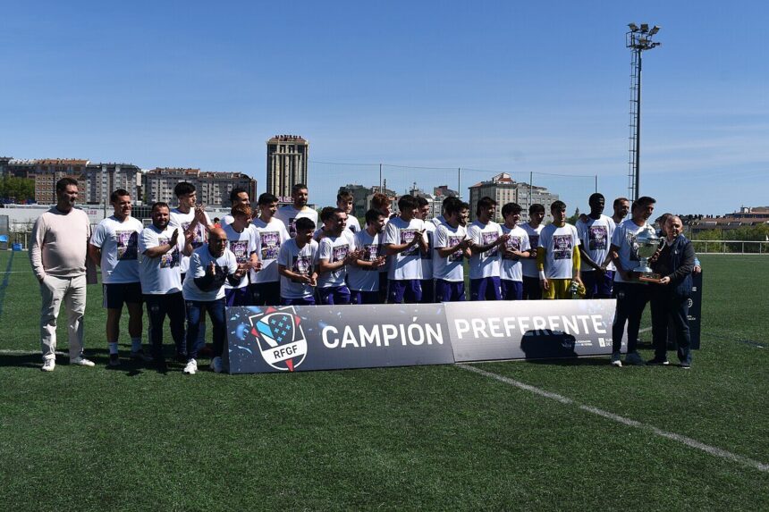 Plantilla del Atlético Coruña Montañeros celebrando un título en San Pedro de Visma