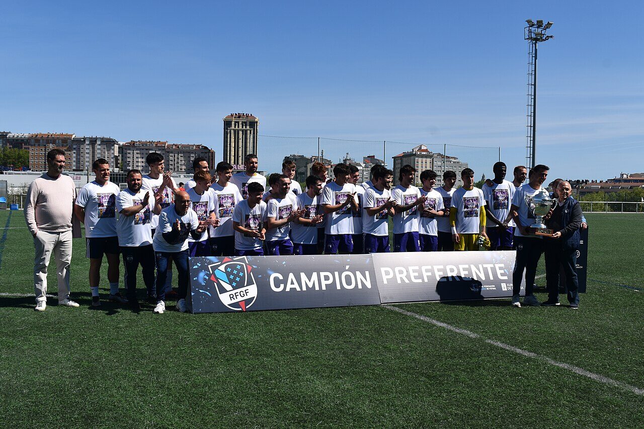 Plantilla del Atlético Coruña Montañeros celebrando un título en San Pedro de Visma