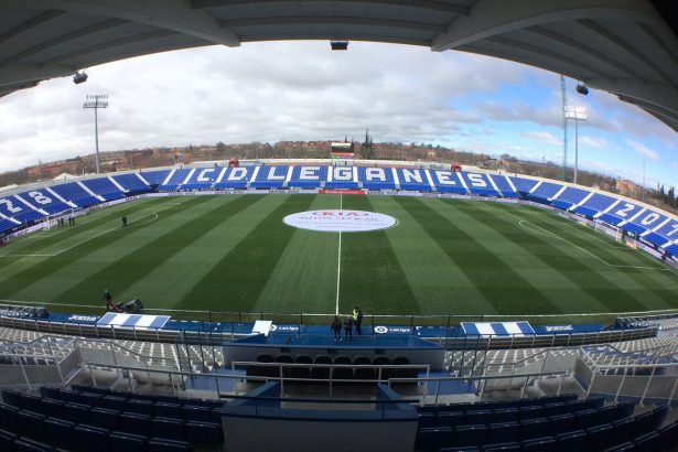 Gradas y terreno de juego del estadio de Butarque, en una fotografía de 2017