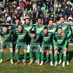 Jugadores del CD Arenteiro posan con su once inicial en Espiñedo en enero de 2023