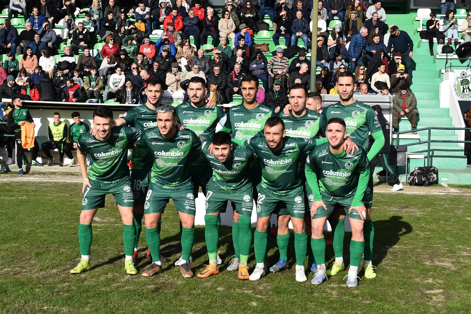 Jugadores del CD Arenteiro posan con su once inicial en Espiñedo en enero de 2023