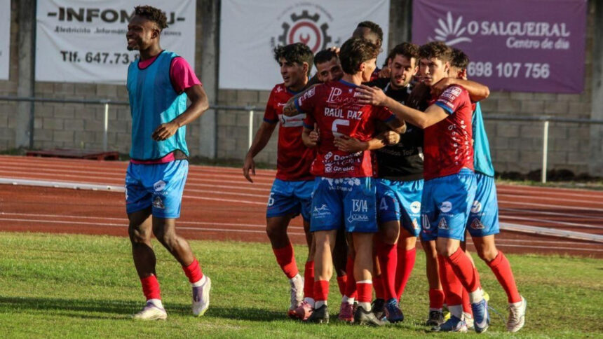 Jugadores del CD Barco celebran el gol de Santín ante el Pontevedra B en Calabagueiros