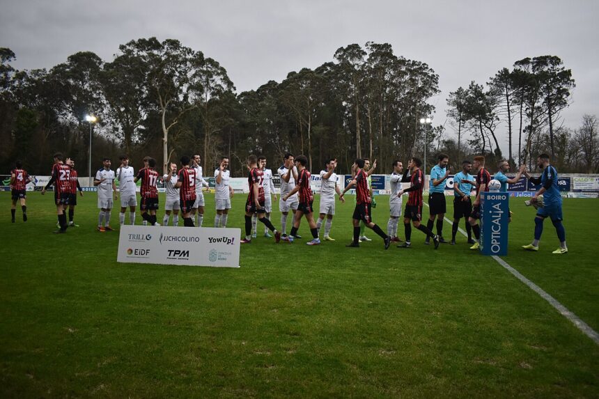 Jugadores del CD Boiro y del CD Lalín durante un partido en el campo de Barraña