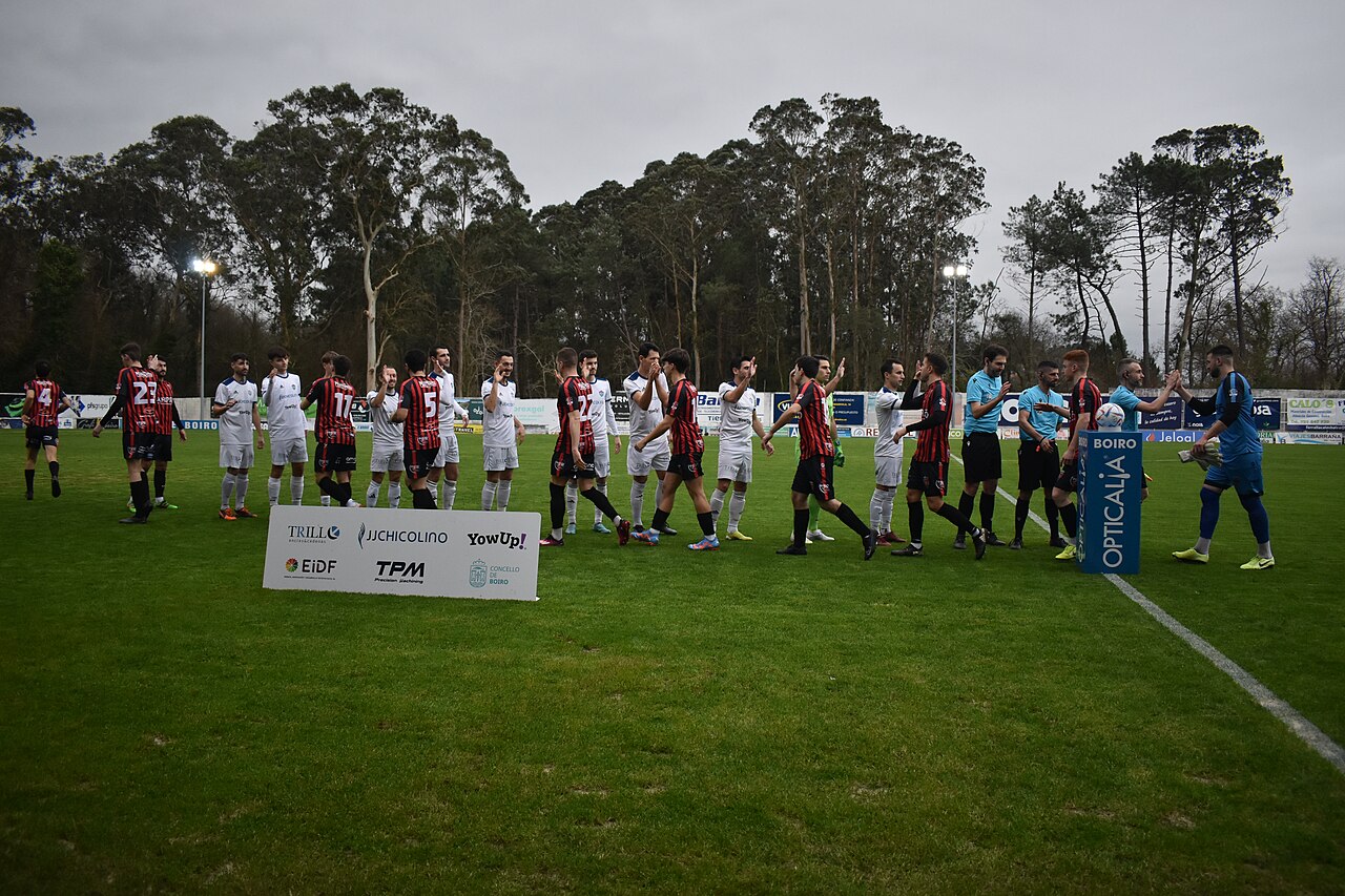 Jugadores del CD Boiro y del CD Lalín durante un partido en el campo de Barraña