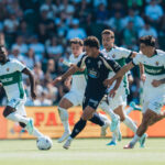 Un jugador del Celta avanza con el balón entre futbolistas del Elche en el Martínez Valero