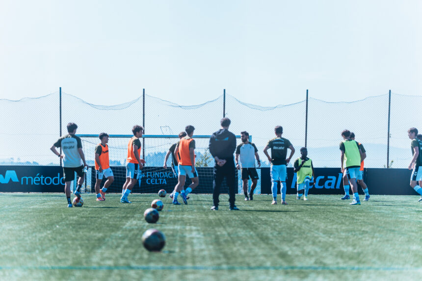 Jugadores del Juvenil A del Celta durante un entrenamiento en A Madroa