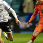 Un jugador del Celta conduce el balón ante el Salamanca CF UDS en El Helmántico durante la Copa del Rey de 2024