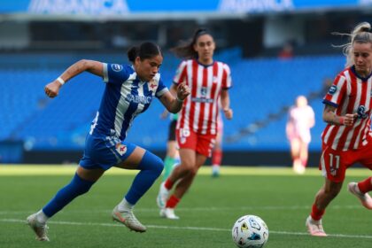 Una acción del Dépor ABANCA ante el Atlético de Madrid en Riazor