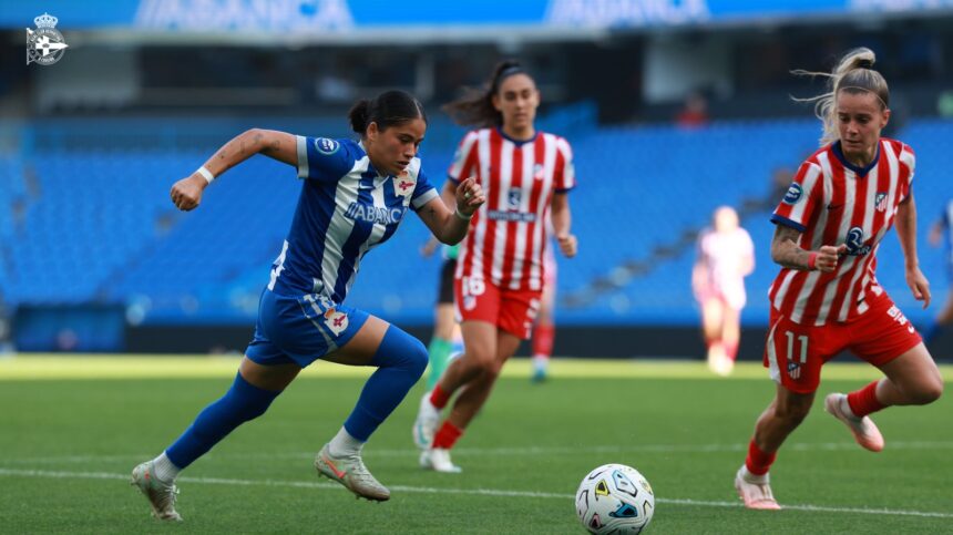 Una acción del Dépor ABANCA ante el Atlético de Madrid en Riazor