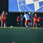 Un futbolista juvenil del Deportivo conduce el balón en un partido disputado en Abegondo