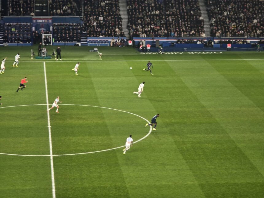 Dro Fernández y jugadores del PSG durante el encuentro ante el Olympique de Marsella de febrero de 2026