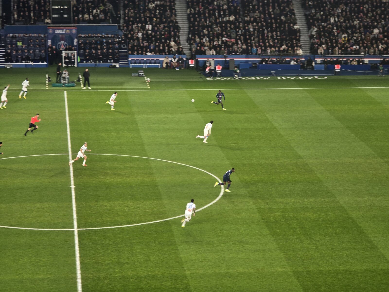 Dro Fernández y jugadores del PSG durante el encuentro ante el Olympique de Marsella de febrero de 2026