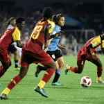 Espe Pizarro conduce el balón con la selección de Uruguay sub-17 ante Ghana