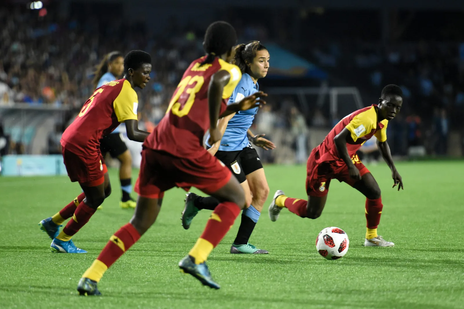 Espe Pizarro conduce el balón con la selección de Uruguay sub-17 ante Ghana