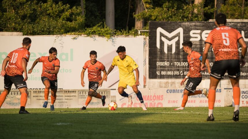Acción de un partido entre el CD Estradense y el CD Boiro en Tercera Federación