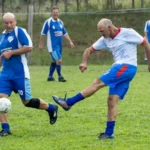 Futbolistas disputando un partido sobre césped