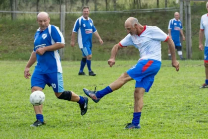 Futbolistas disputando un partido sobre césped