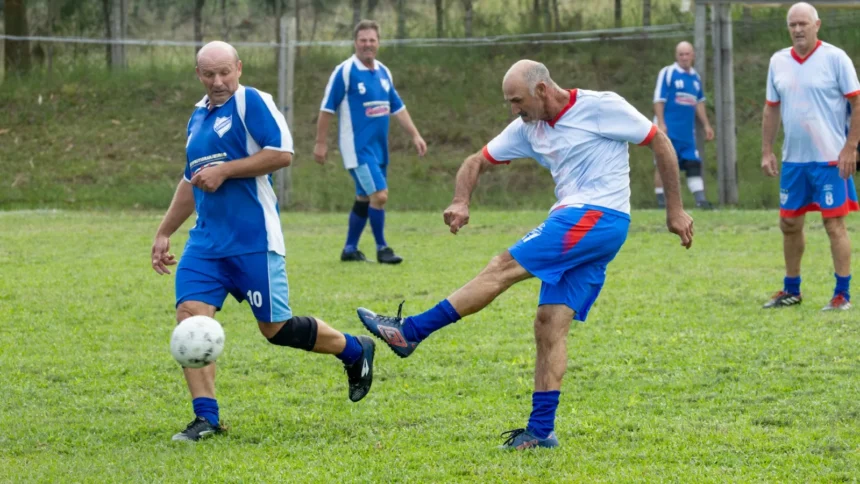 Futbolistas disputando un partido sobre césped