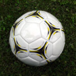 Balón de fútbol sobre el césped, imagen de recurso para una noticia sobre fútbol infantil