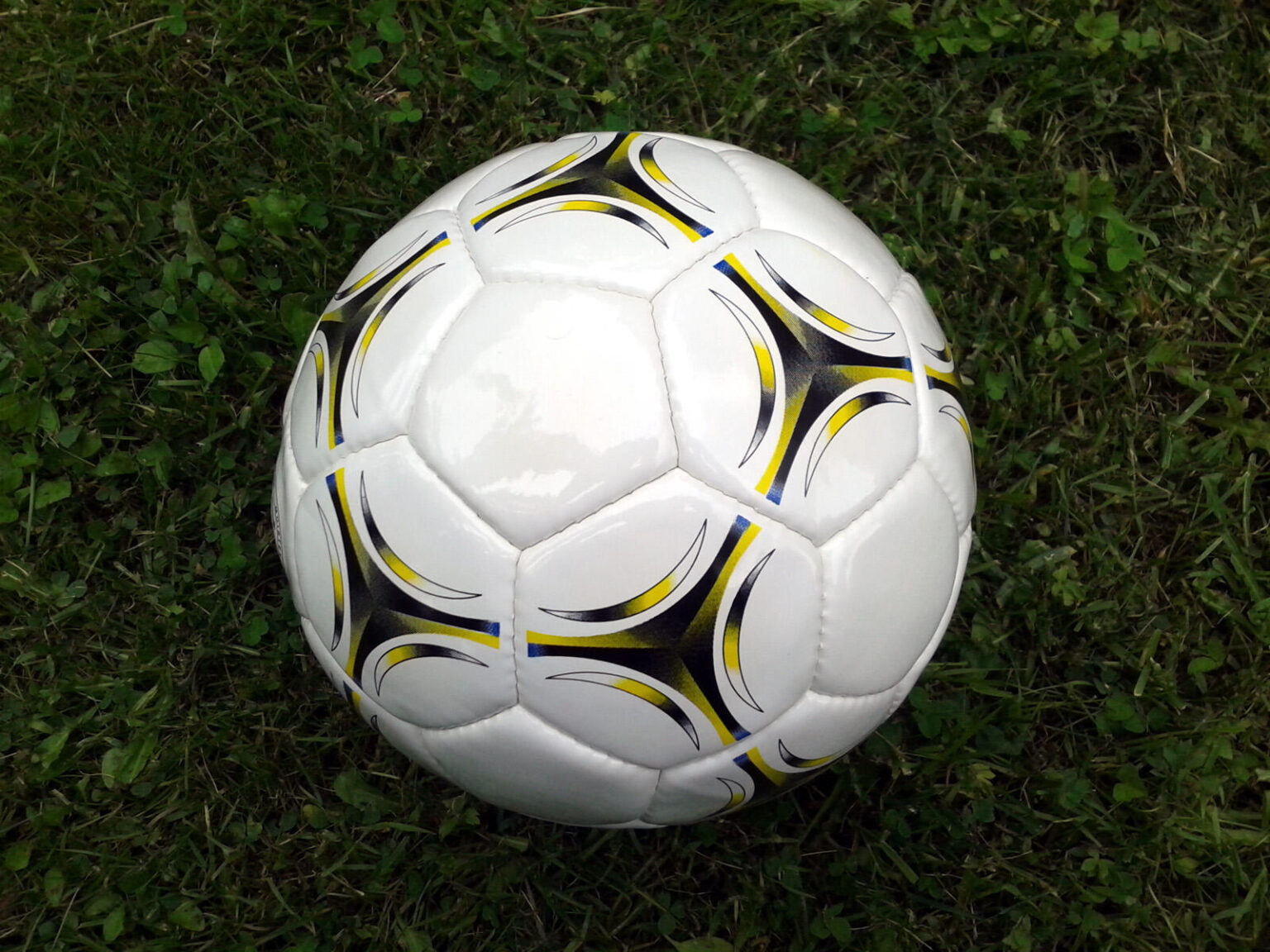 Balón de fútbol sobre el césped, imagen de recurso para una noticia sobre fútbol infantil