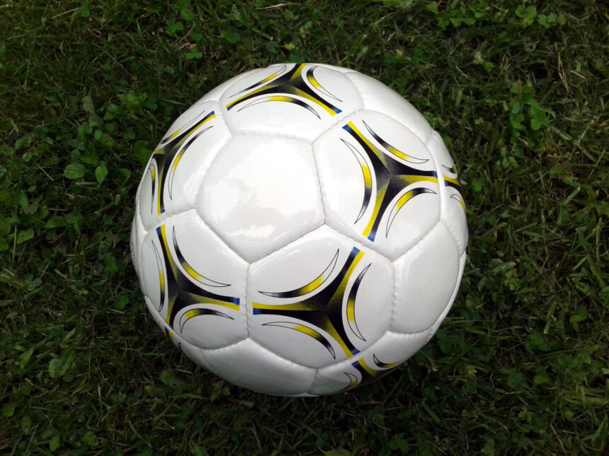 Balón de fútbol sobre el césped, imagen de recurso para una noticia sobre fútbol infantil