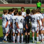 Equipo juvenil de fútbol reunido sobre el césped