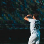 Futbolista celebrando una acción sobre el césped