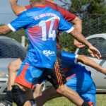 Futbolistas disputando el balón durante un partido
