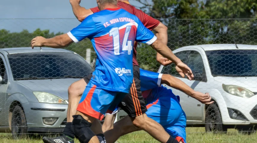 Futbolistas disputando el balón durante un partido