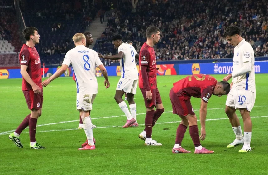 Gabri Veiga, con el número 10 del FC Porto, durante un partido europeo ante el Salzburgo