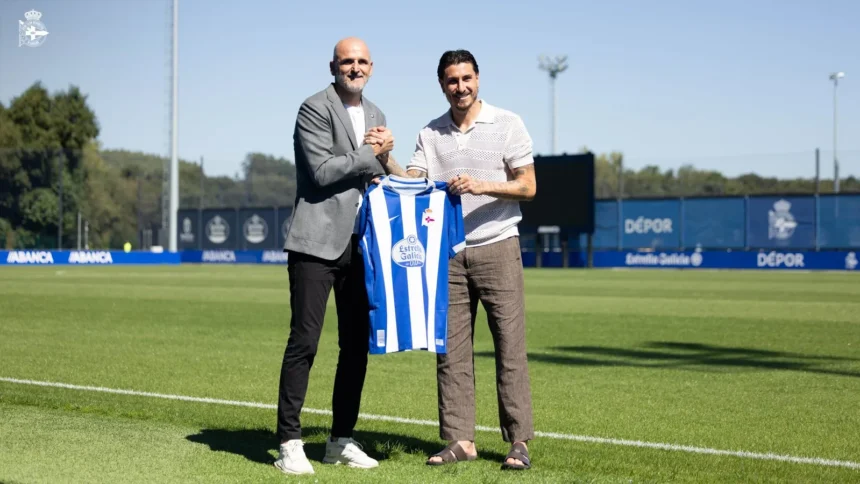 José María Giménez y Fernando Soriano con la camiseta del Deportivo en su presentación de septiembre de 2026