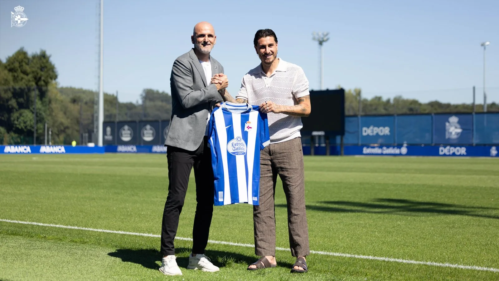José María Giménez y Fernando Soriano con la camiseta del Deportivo en su presentación de septiembre de 2026