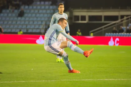 Iago Aspas golpea el balón con la camiseta del Celta en Balaídos