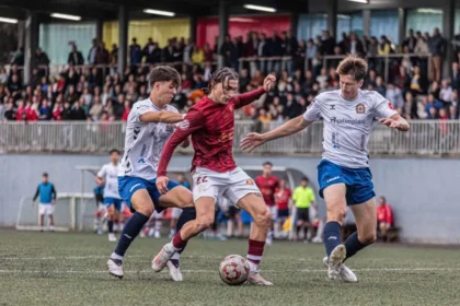 Valentín Jaichenko, con el Estradense, en una acción ante la SD Sarriana