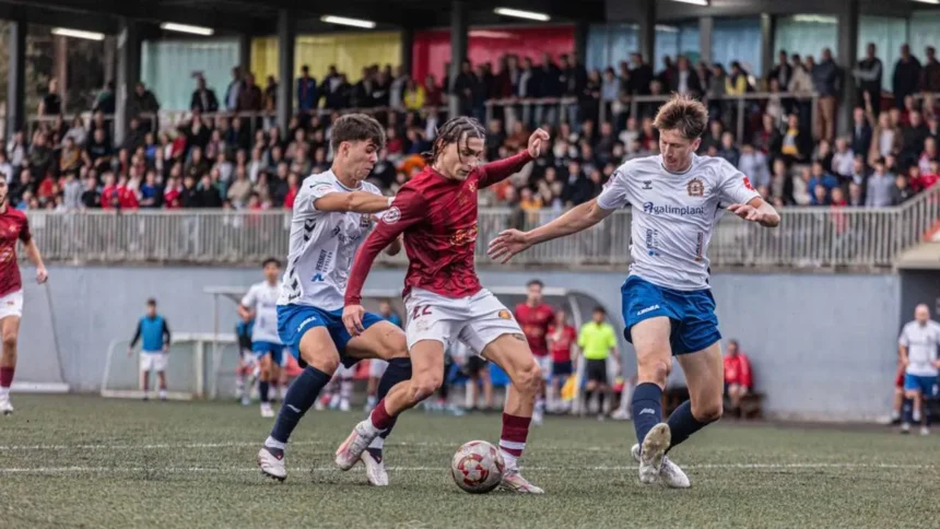Valentín Jaichenko, con el Estradense, en una acción ante la SD Sarriana